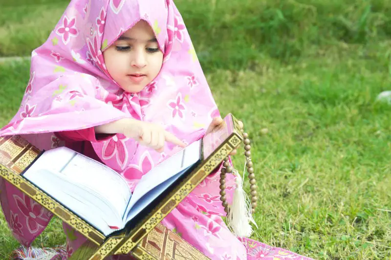 Rangkaian Nama Bayi Perempuan Islami 3 Kata